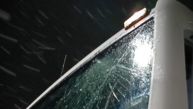 Spadający lód z pojazdów to realne zagrożenie na drogach