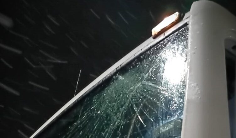 Spadający lód z pojazdów to realne zagrożenie na drogach