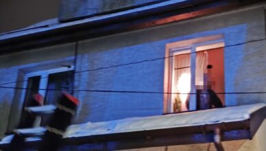 Senior na parapecie. Policjanci nie czekali - natychmiast ruszyli z pomocą, wchodząc na zaśnieżony dach