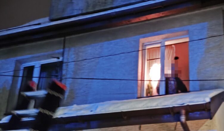 Senior na parapecie. Policjanci nie czekali - natychmiast ruszyli z pomocą, wchodząc na zaśnieżony dach