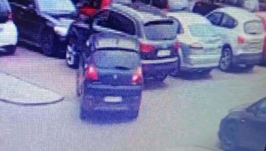 Policjanci poszukują świadków kolizji parkingowej - video