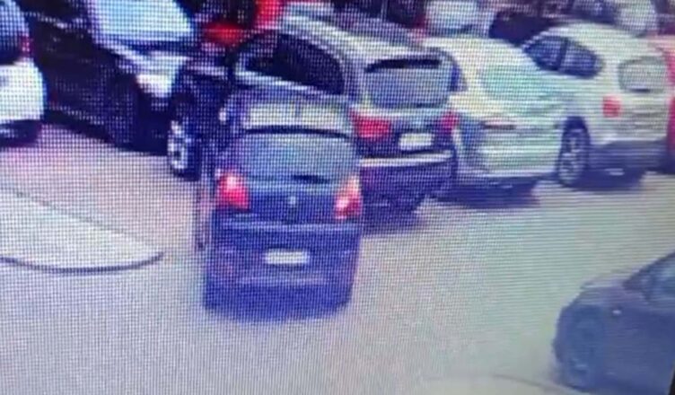 Policjanci poszukują świadków kolizji parkingowej - video