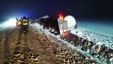 Ciągnik siodłowy z cysterną w rowie