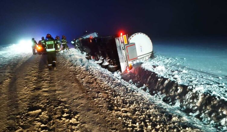 Ciągnik siodłowy z cysterną w rowie