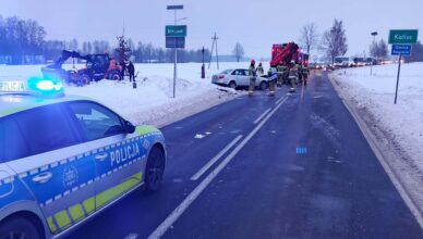 Zderzenie osobówki z koparko-ładowarką na DW616