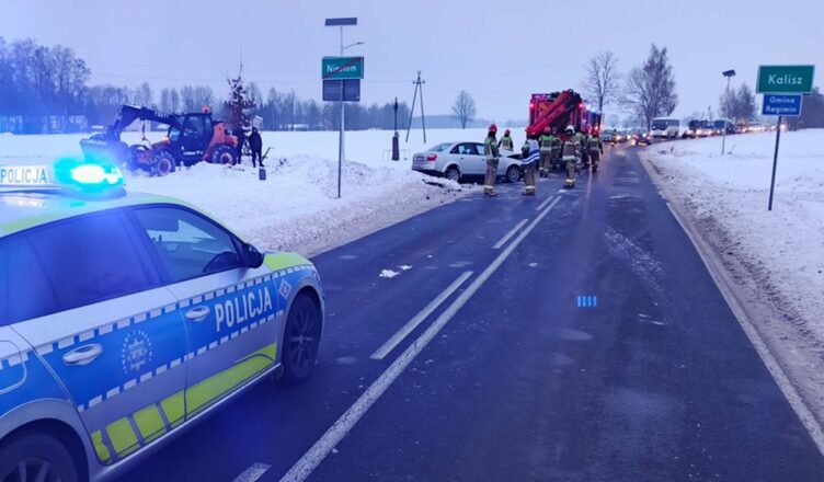 Zderzenie osobówki z koparko-ładowarką na DW616