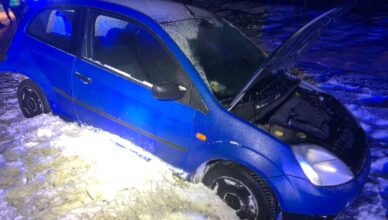 Nadmierna prędkość i zimowe warunki – młody kierowca stracił panowanie nad autem