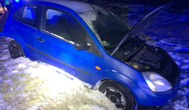 Nadmierna prędkość i zimowe warunki – młody kierowca stracił panowanie nad autem