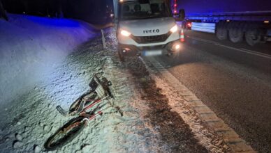 ciemna droga i niewidoczny rowerzysta