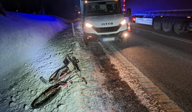ciemna droga i niewidoczny rowerzysta