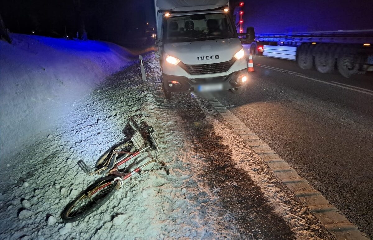 ciemna droga i niewidoczny rowerzysta
