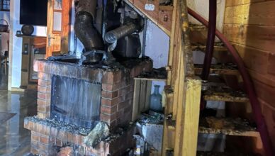 Pożar w drewnianym domu. Ogień pojawił się przy kominie