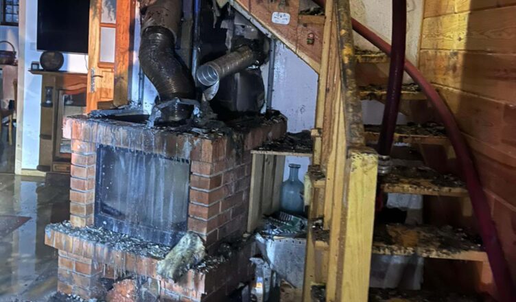 Pożar w drewnianym domu. Ogień pojawił się przy kominie