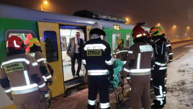 Interwencja służb na stacji kolejowej. Kobieta potrącona przez pociąg
