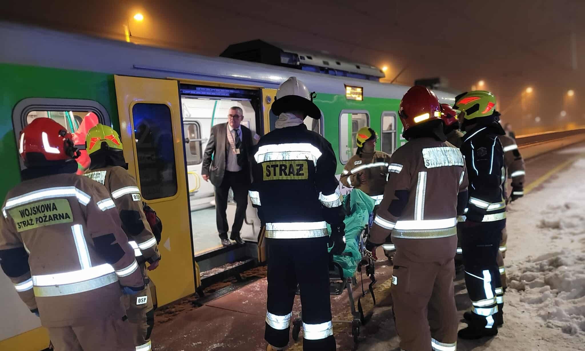 Interwencja służb na stacji kolejowej. Kobieta potrącona przez pociąg