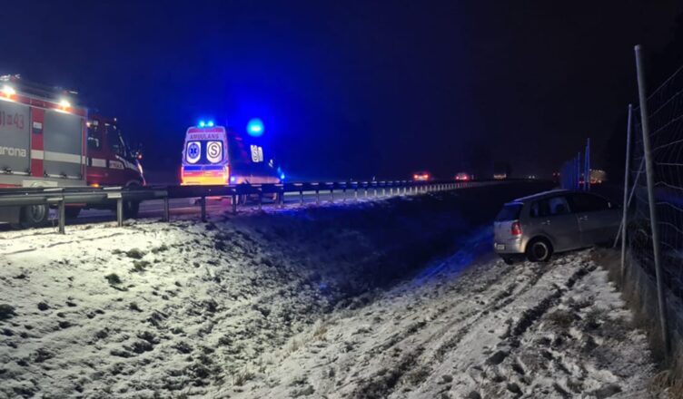 Ślisko i niebezpiecznie! Auto wypadło z drogi na trasie S8