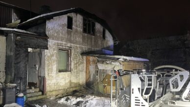 Nocny pożar poddasza w Legionowie. Ewakuowano mieszkańca.