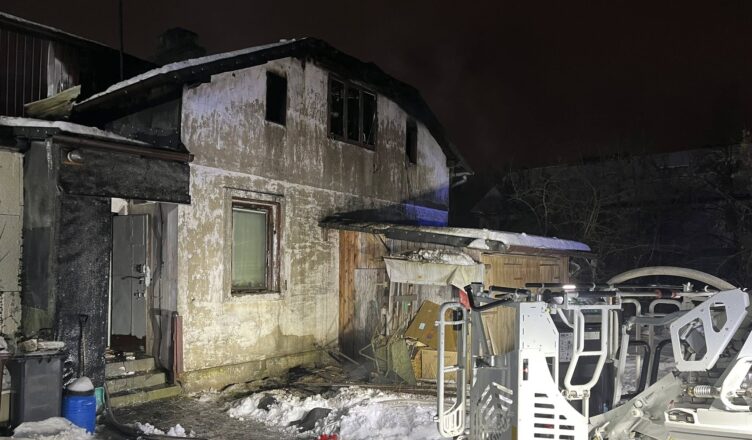 Nocny pożar poddasza w Legionowie. Ewakuowano mieszkańca.