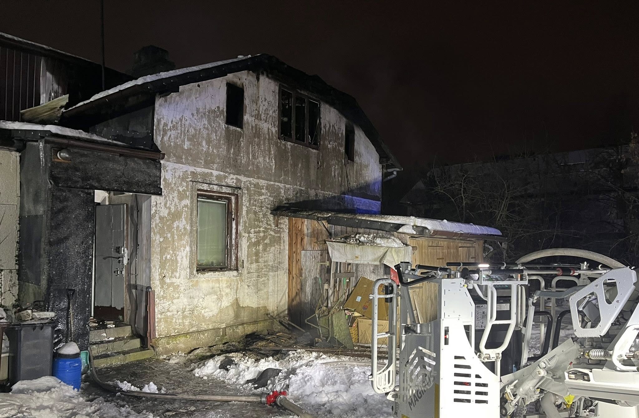 Nocny pożar poddasza w Legionowie. Ewakuowano mieszkańca.