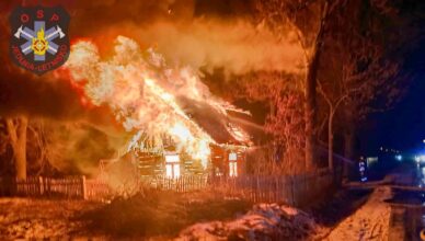 Drewniany dom jednorodzinny w całości stanął w płomieniach. Dramatyczna walka z ogniem.