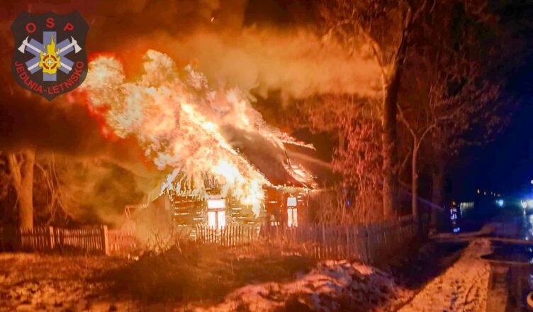 Drewniany dom jednorodzinny w całości stanął w płomieniach. Dramatyczna walka z ogniem.