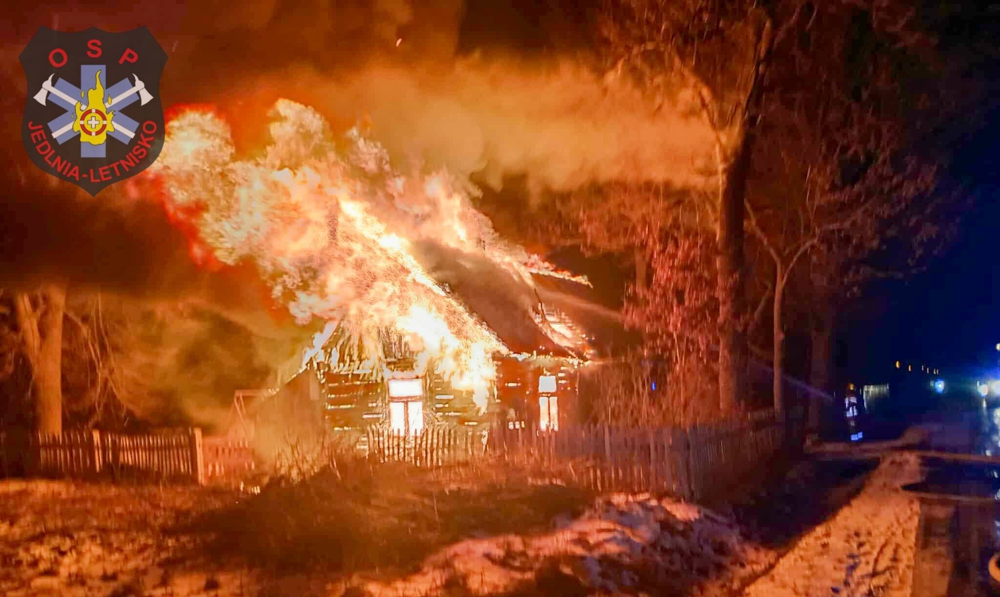 Drewniany dom jednorodzinny w całości stanął w płomieniach. Dramatyczna walka z ogniem.