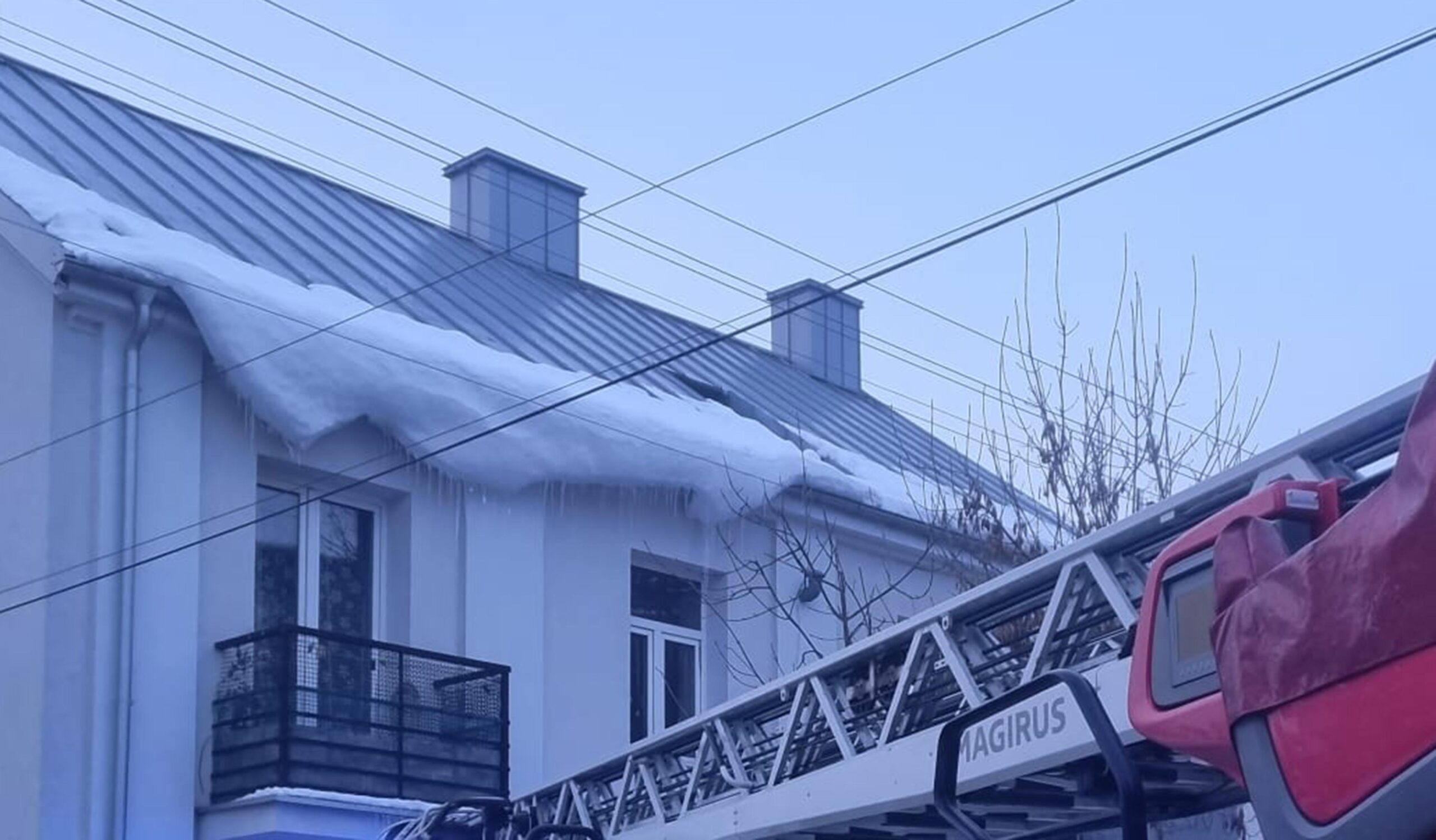 Zwisający śnieg i lód zagrażał przechodniom. Akcja strażaków w Nowym Dworze Mazowieckim