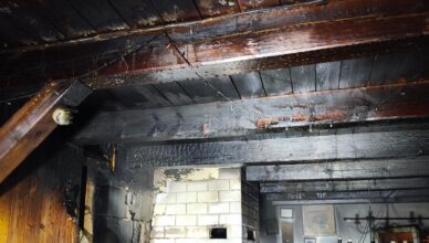 Ogień strawił drewniany dom. Dramatyczna walka z żywiołem w Wierzbicy