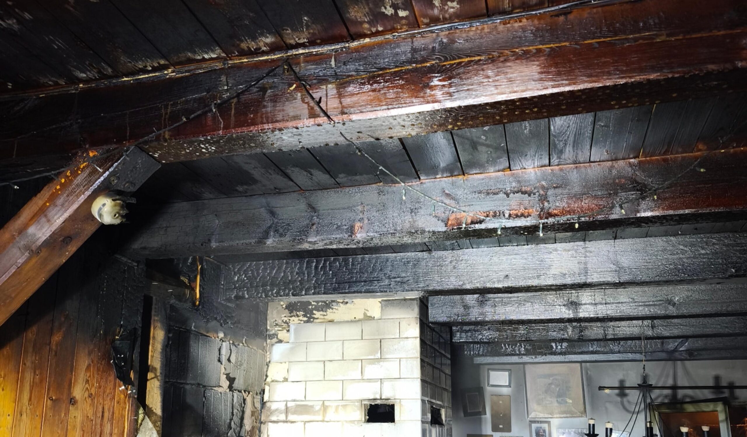 Ogień strawił drewniany dom. Dramatyczna walka z żywiołem w Wierzbicy