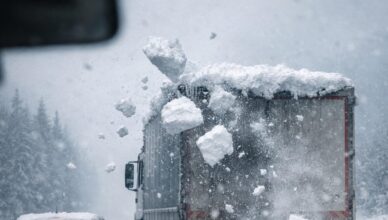 Śnieg i lód na dachu to nie detal. Zanim ruszysz w trasę odśnież swój pojazd