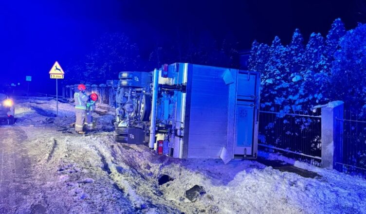 Nocny dramat na DK92. Dostawczak przewrócony na bok, służby w akcji