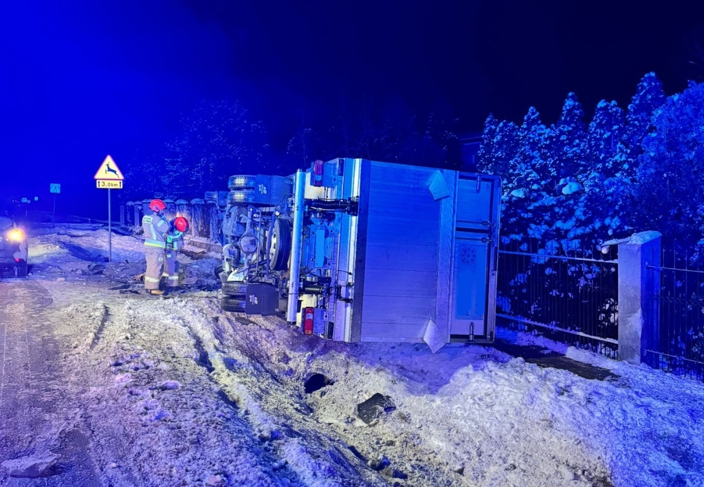 Nocny dramat na DK92. Dostawczak przewrócony na bok, służby w akcji