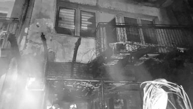 Pożar budynku mieszkalnym. Ogień objął taras i salon, dramatyczna akcja strażaków