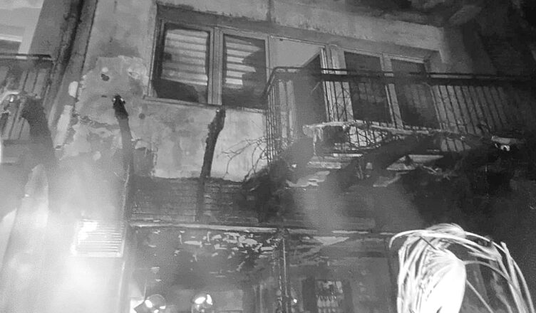 Pożar budynku mieszkalnym. Ogień objął taras i salon, dramatyczna akcja strażaków