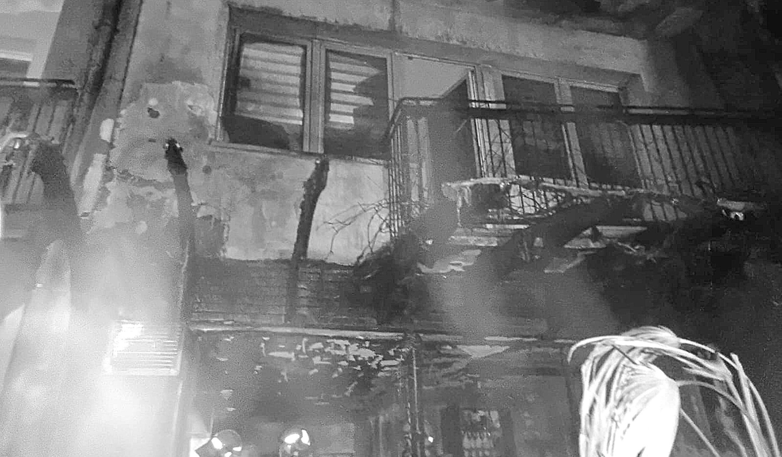 Pożar budynku mieszkalnym. Ogień objął taras i salon, dramatyczna akcja strażaków