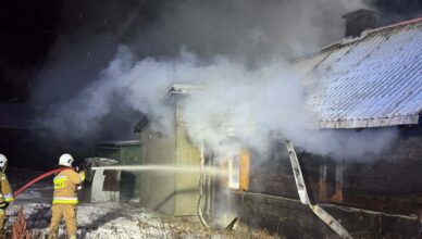 Wybuch i pożar w Porządziu. Dwie osoby ranne, dramatyczna akcja strażaków.