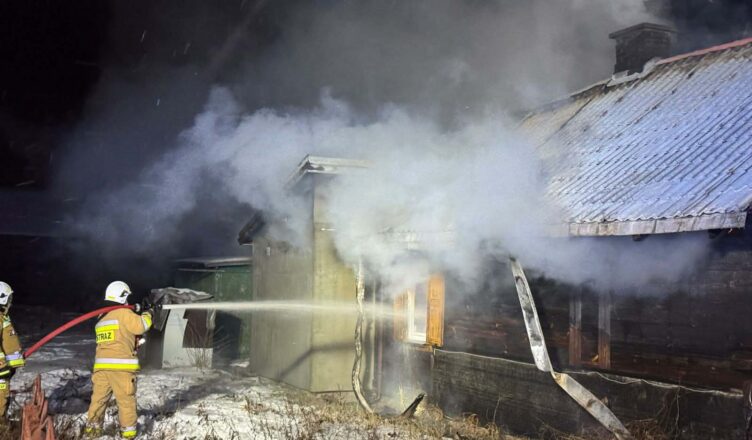 Wybuch i pożar w Porządziu. Dwie osoby ranne, dramatyczna akcja strażaków.