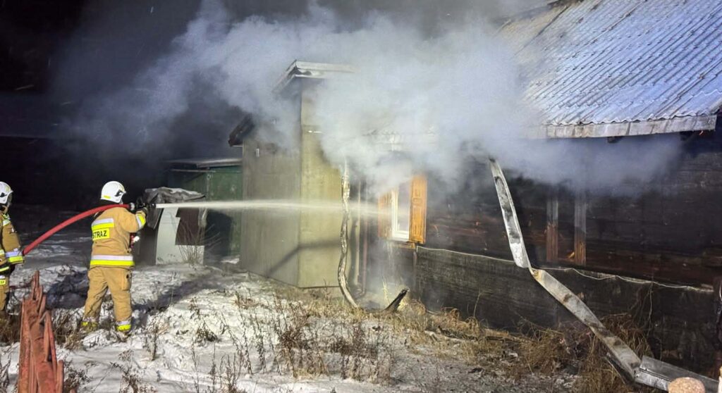 Wybuch butli z gazem i pożar domu. Dwie osoby trafiły do szpitala.