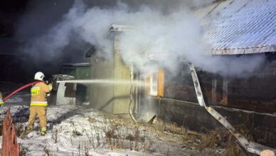 Wybuch butli z gazem i pożar domu. Dwie osoby trafiły do szpitala.