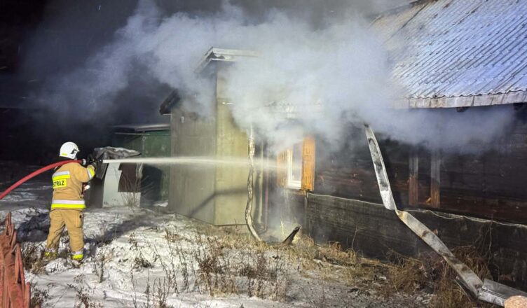 Wybuch butli z gazem i pożar domu. Dwie osoby trafiły do szpitala.