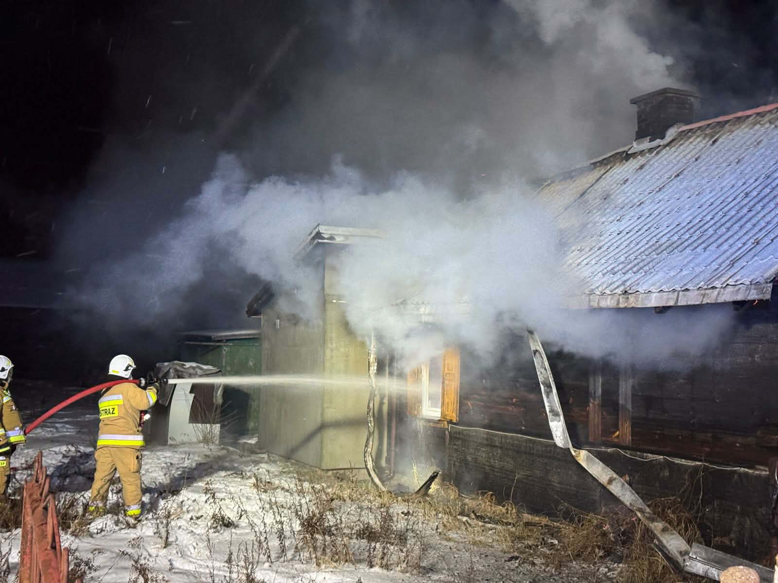 Wybuch i pożar w Porządziu. Dwie osoby ranne, dramatyczna akcja strażaków.