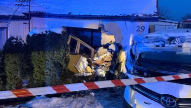 Samochód wjechał w dom. Trzy osoby ranne trafiły do szpitala.