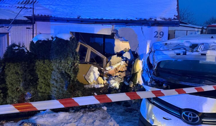 Samochód wjechał w dom. Trzy osoby ranne trafiły do szpitala.