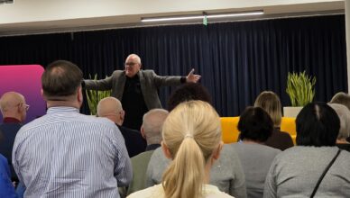 Jacek Cygan o kulisach muzyki i sile słowa. Wyjątkowe spotkanie w Wołominie.