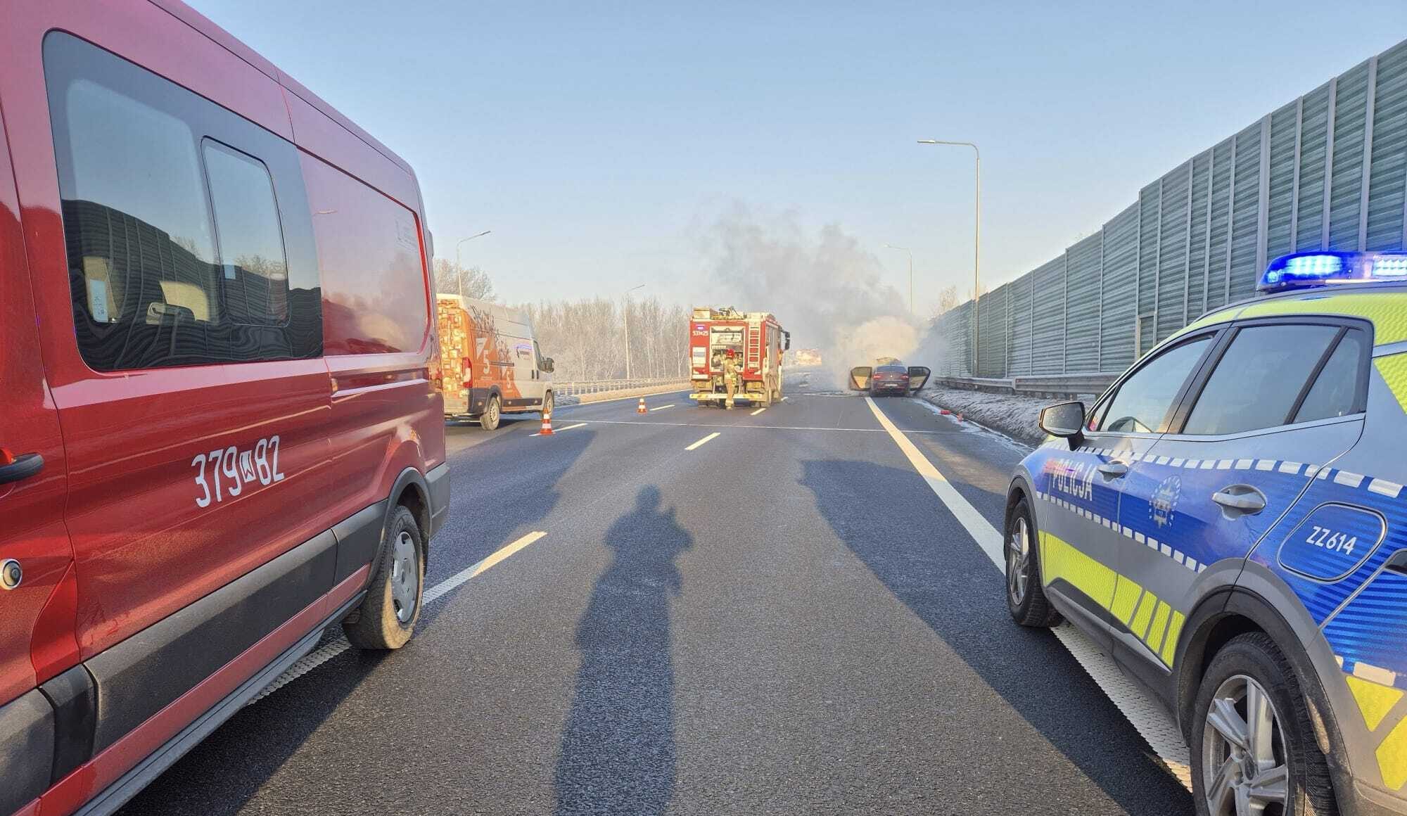 Chwile grozy na trasie S7. Samochód stanął w płomieniach podczas porannego ruchu