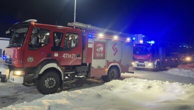 Pożar sadzy przerodził się w pożar dachu. Nocna akcja strażaków w Stanisławowie Drugim