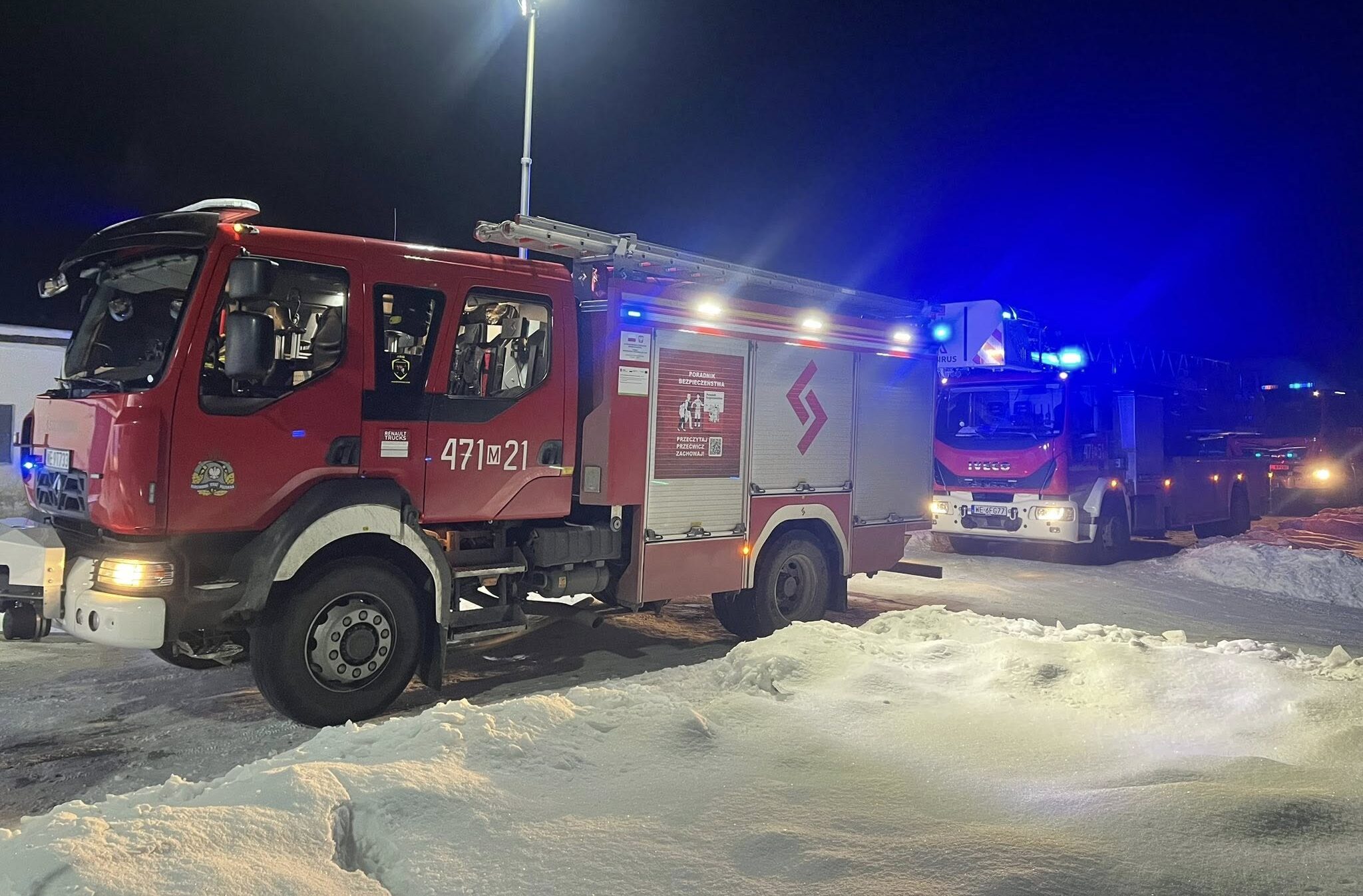 Pożar sadzy przerodził się w pożar dachu. Nocna akcja strażaków w Stanisławowie Drugim