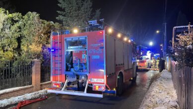 Z komina na poddasze. Pożar, który mógł zniszczyć dwa domy.