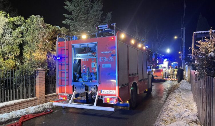 Z komina na poddasze. Pożar, który mógł zniszczyć dwa domy.