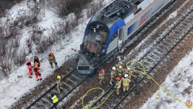 Bezpieczeństwo na przejazdach kolejowych to nie teoria. Płonący samochód i lokomotywa. Dramatyczne chwile na torach